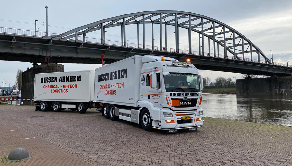 Vrachtwagen bij brug in Arnhem van Riksen Transport, de specialist in hi-tech & chemisch transport