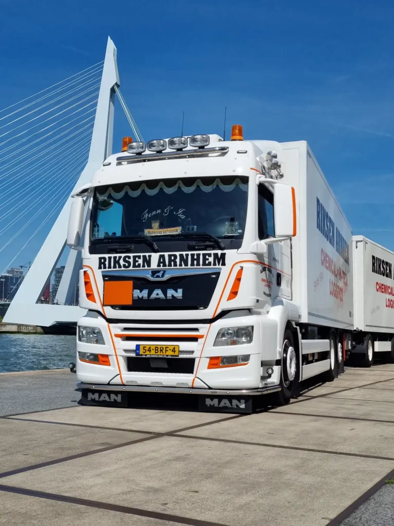 Vrachtwagen Riksen voor de Erasmusbrug